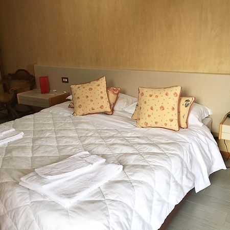 Hotel Socrate Lavena Ponte Tresa Eksteriør billede