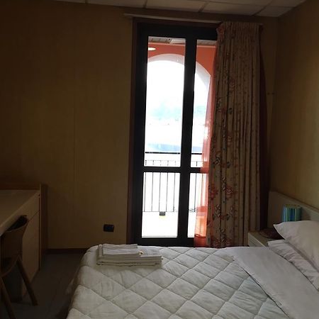 Hotel Socrate Lavena Ponte Tresa Eksteriør billede