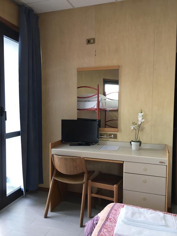 Hotel Socrate Lavena Ponte Tresa Eksteriør billede