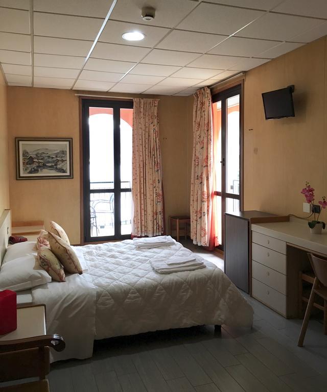 Hotel Socrate Lavena Ponte Tresa Eksteriør billede