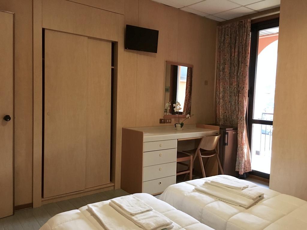 Hotel Socrate Lavena Ponte Tresa Eksteriør billede