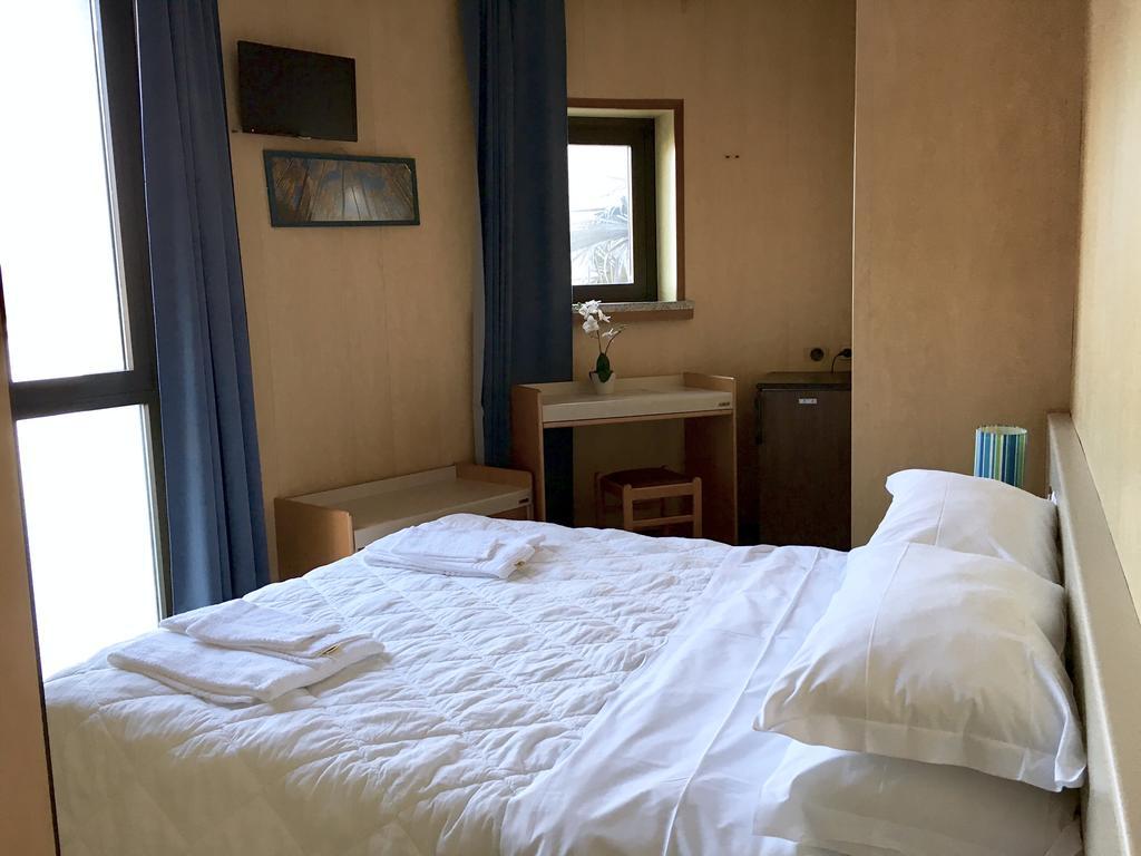 Hotel Socrate Lavena Ponte Tresa Eksteriør billede