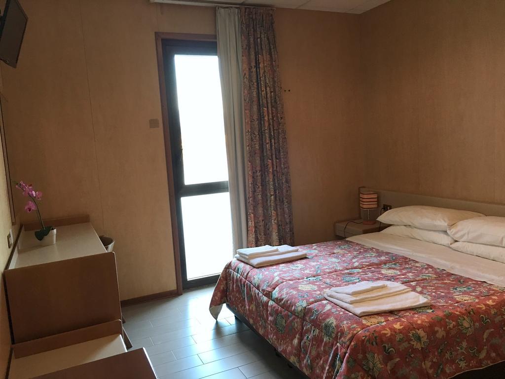 Hotel Socrate Lavena Ponte Tresa Eksteriør billede