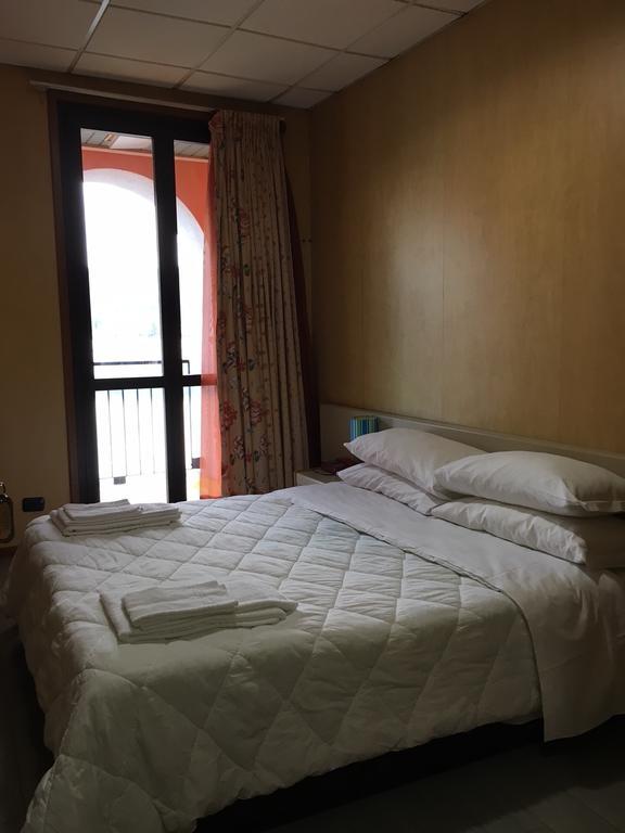 Hotel Socrate Lavena Ponte Tresa Eksteriør billede