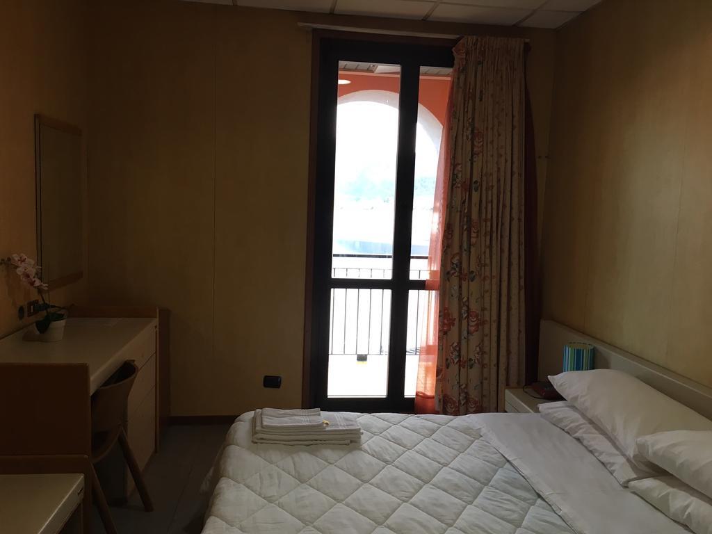 Hotel Socrate Lavena Ponte Tresa Eksteriør billede