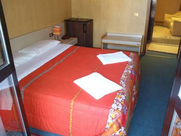 Hotel Socrate Lavena Ponte Tresa Eksteriør billede